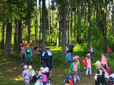 Škola v přírodě- stavba domečků v lese a vycházka k lanovce.