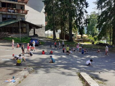 13. 6. - Odpoledne jsme trošku barevně vyzdobili místní plácek a vyrobili náramky. Pak zazvonil zvonec a pobytu na ŠVP je konec.
